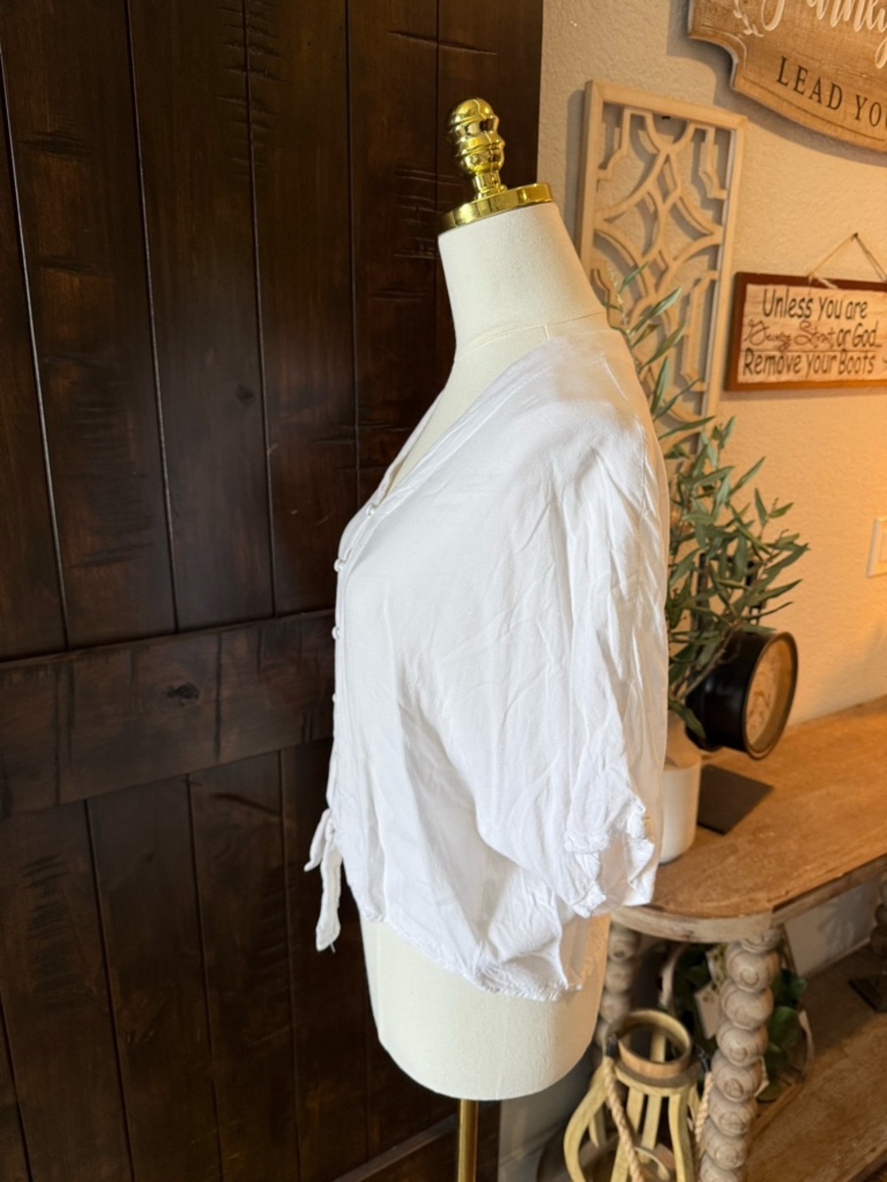 Women’s White Button-Front Tie-Hem Blouse - Picture 2 of 4
